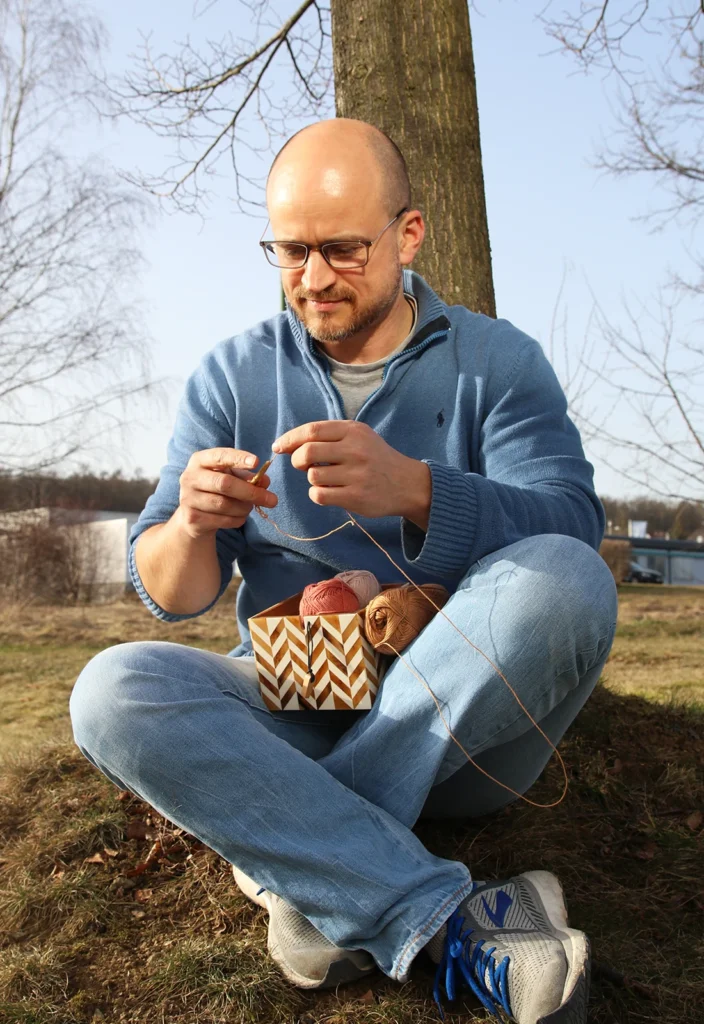 Simon Schier - Vorstand Pro HandCraft e.V. beim Stricken
